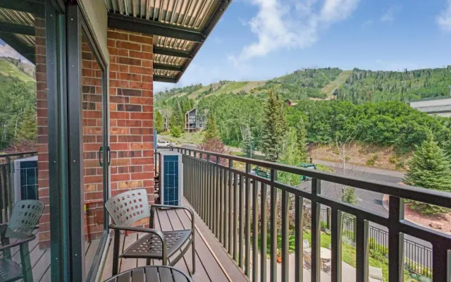 Bear Claw 413 - Ski-in Ski-out Condo!