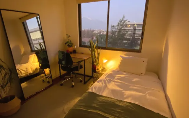 Habitación con baño privado y vista a la cordillera