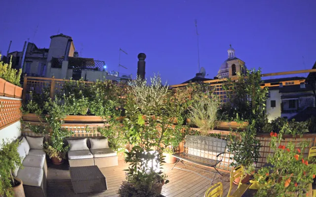 Appartement rénové avec terrasse sur le toit et jardin