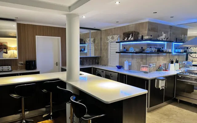 Quarto espaçoso com casa de banho privativa