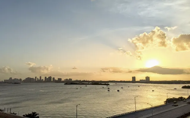 Quarto espaçoso com vista para a baía, varanda e estacionamento