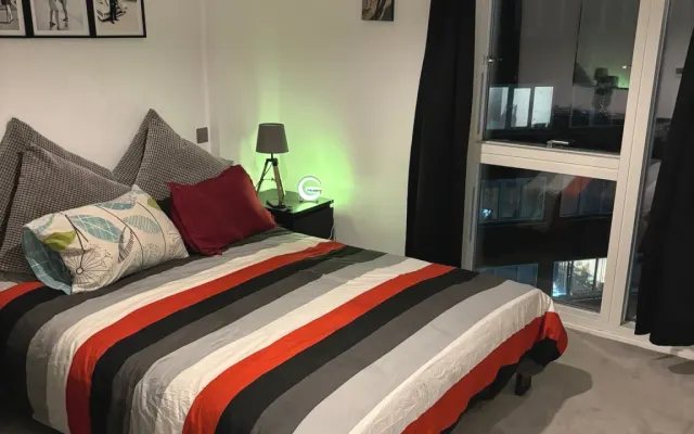 Camera da letto DBL pulita e confortevole e bagno privato a Croydon...