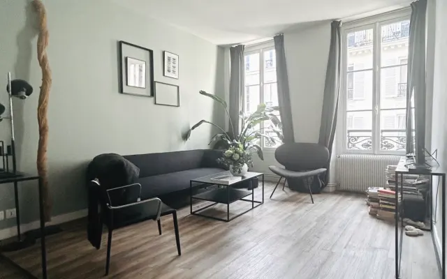 Spacious design apartment close to the Marais