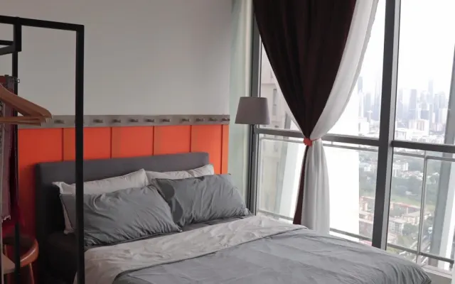 Spacious penthouse with KLCC view - middle room