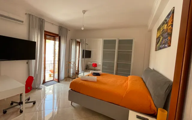 Quarto grande com casa de banho privativa em apartamento partilhado...