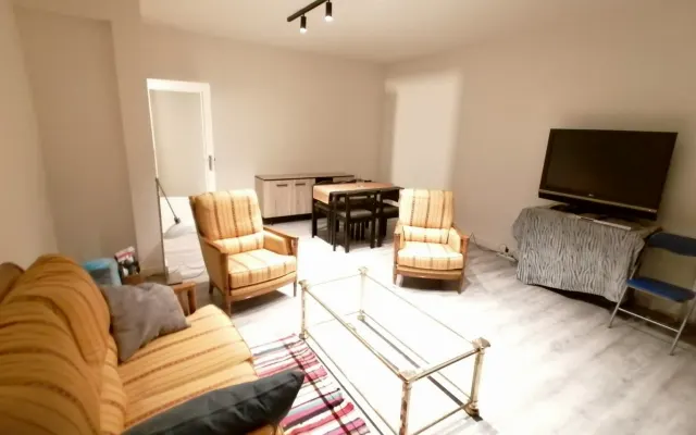 Gemütliche renovierte Wohnung mit Gemeinschaftsräumen und Schlafzimmer
