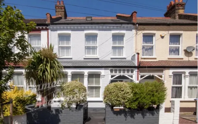 Beautiful rooms in a cozy house in south London. Close to central Ldn.