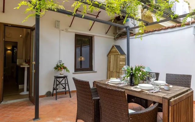 2 quartos e 2 casas de banho no centro com jardim privado.