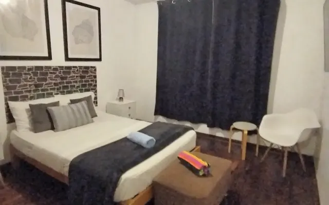 Chambre avec salle de bain privée dans un appartement spacieux.