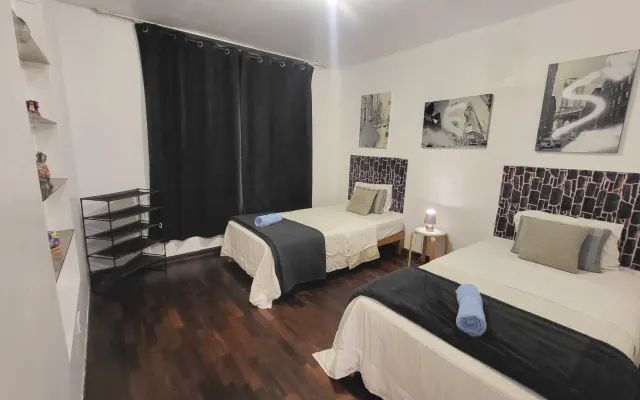 Quarto privado num apartamento espaçoso.