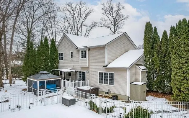 3 Oakhurst Court, Clifton Park, NY 12065