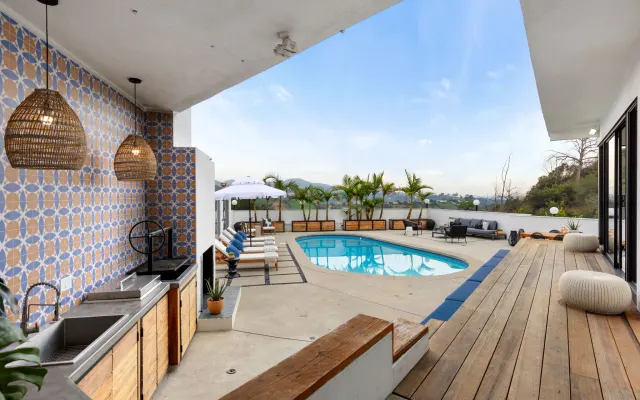 Mansión de 4 dormitorios y 3 baños en Hollywood Hills - ¡Vistas panorám