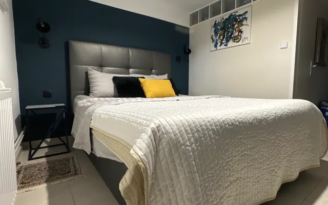 Quarto de hóspedes acolhedor e descontraído com casa de banho própria. 