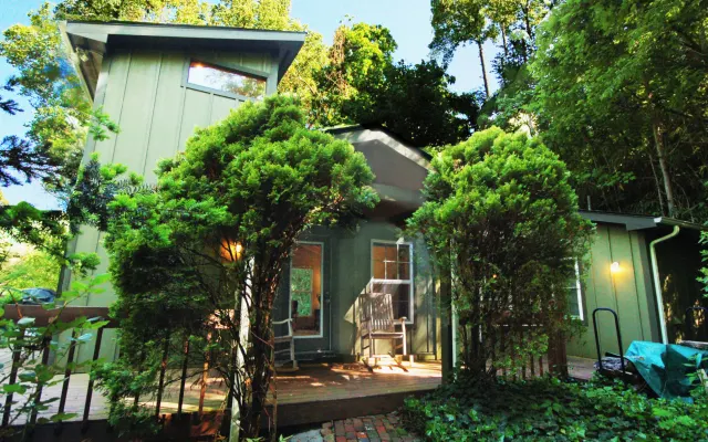 Cozy cottage nestled in the Mountains and only 2.2 miles to downtown