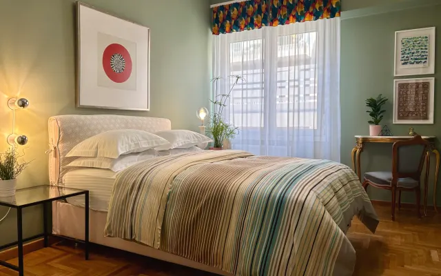 Ihr BEDROOM in Athen! (Kleidung optional)