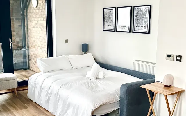 Bright studio apartment in Colliers Wood