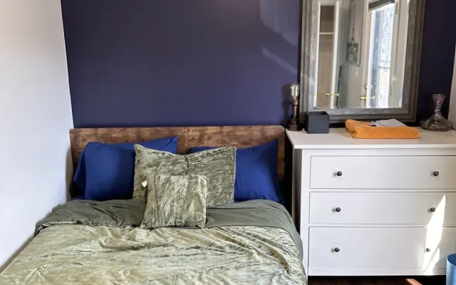 Schlafzimmer in gemeinsamer Eigentumswohnung.