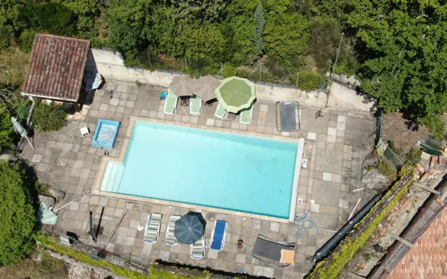 3 rooms to rent separately with pool and breakfast included