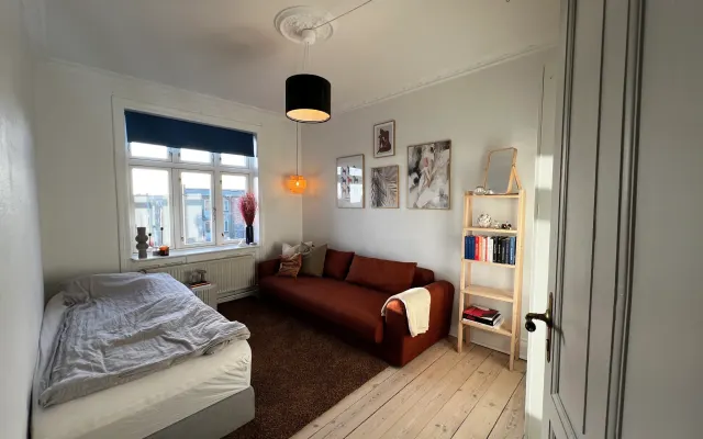 Schönes Zimmer in Wohnung in der Nähe von Flughafen, Zentrum und U...