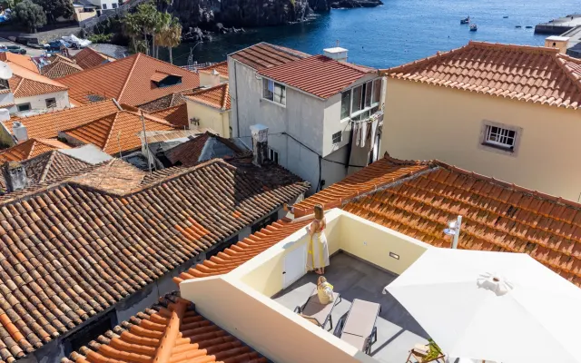 Vida elegante com um terraço no telhado