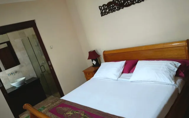 Villa Layang Bulan, guesthouse near beach (Poolside Dbl Room)
