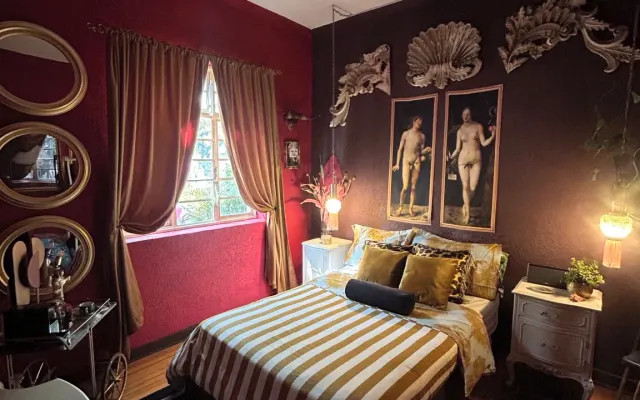 Stylish Room for rent in a 1930's Art Deco building