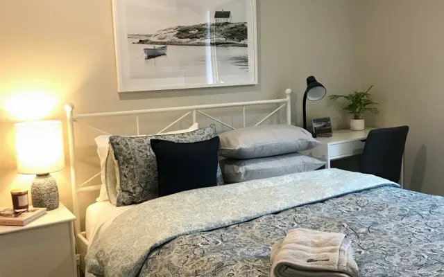 Camera con letto queen size in bella casa a schiera