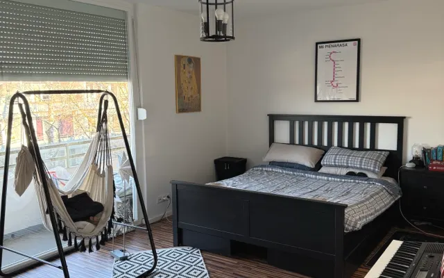 Chambre privée avec balcon dans un bel appartement où les vêtements ne 