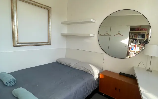 Habitación pequeña en piso de dos plantas con terraza con vistas al...