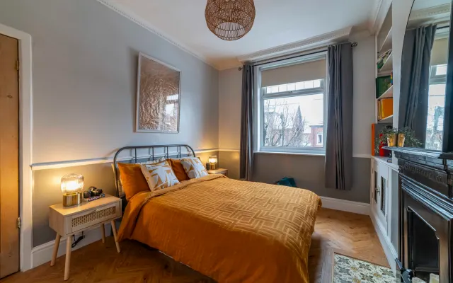 Bright and homely double room in a modern & moody victorian semi