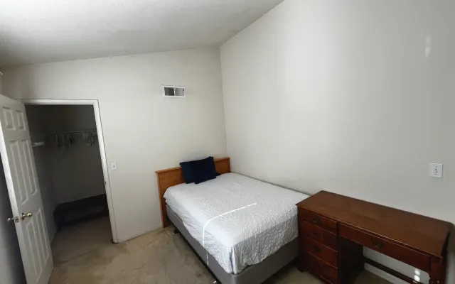 Basic Warm Friendly Stay! Book Today!