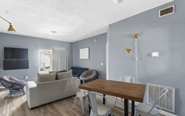 Niveau jardin 1BR condo, Luxury Suite, 1pm check-in