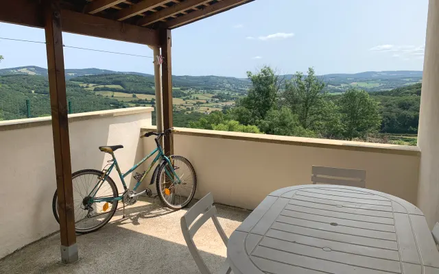 Pequena casa tranquila com terraço e vista para as montanhas de Morvan