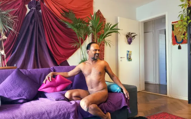 Estancia desnuda en una cálida y colorida sala de estar con cama