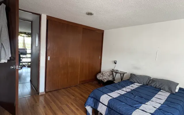Camera spaziosa con bagno privato in un appartamento molto grande.