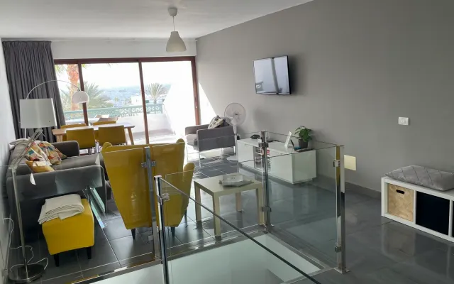 Moderno y espacioso apartamento con vistas al mar, cerca de la playa y