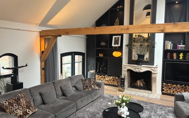 Penthouse avec jacuzzi et sauna, chambre dans un entrepôt reconverti