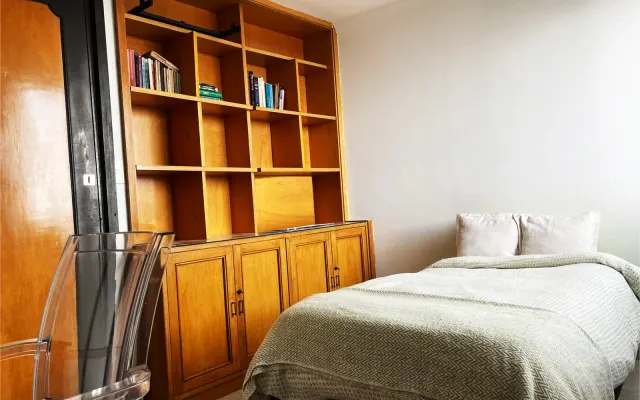 Centrally located room with view.
Close to museums and Monserrate.