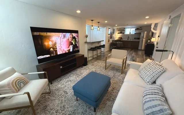 Stylish Guest Suite in LGBTQ-Friendly neighborhood