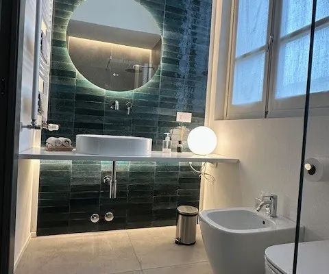 Quarto acolhedor com casa de banho privativa