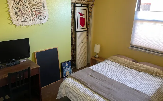 Chambre privée dans une maison ensoleillée du nord d'Oakland