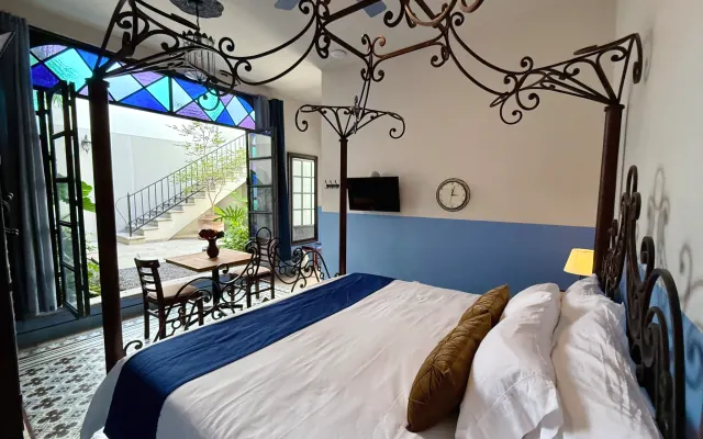 Doppelbett mit eigenem Bad, im Centro Historico "Das Gartenzimmer"