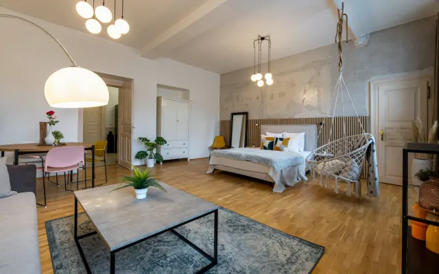 45mq, camera privata con soffitto alto e TV da 55 pollici