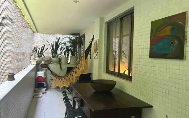 Sala de estar adaptada em um quarto para 5 pessoas.