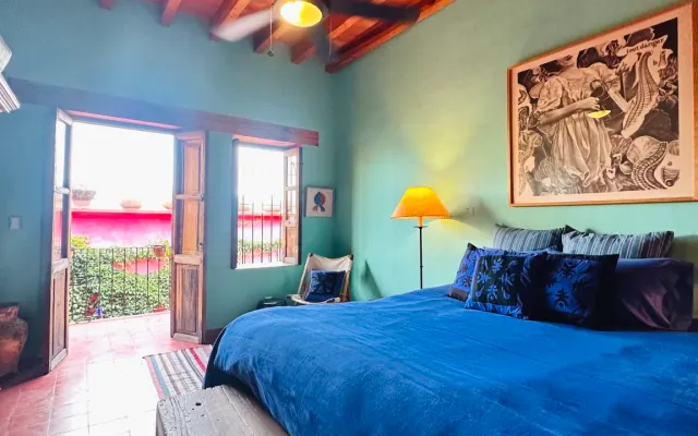 quarto com cama king size com vista para o pátio interior