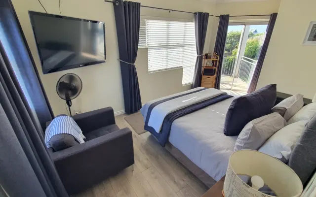 Chambre spacieuse avec salle de bain attenante