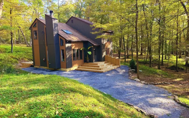 Chic Contemporary House in Pocono Mountains