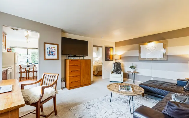 Madison Park - Posh Lakeside One Bedroom Suite 1 Block to Madison...