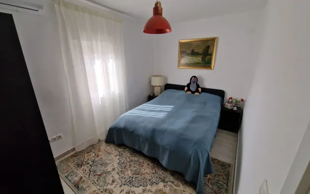 Quarto duplo calmo perto do centro e da praia - I.