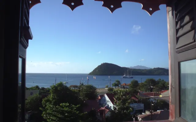 In the center of the village studio with view of Baie des Saintes